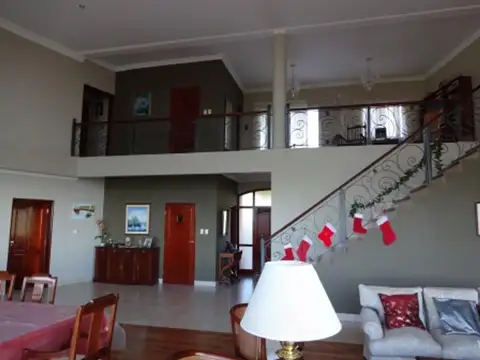 Casa 6 ambientes con 5 baños