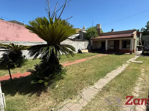 Casa 3 ambientes con patio trasero, frontal y con cochera