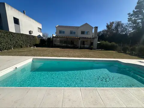 Casa 6 ambientes con 4 baños