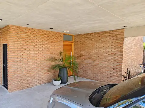 Casa en Venta con 4 cocheras