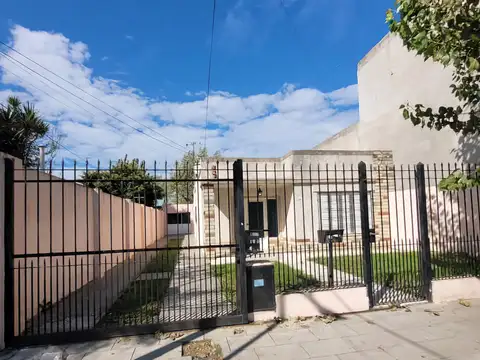 Casa en alquiler con terreno libre