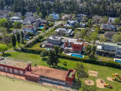 Casa en Venta con 3 cocheras