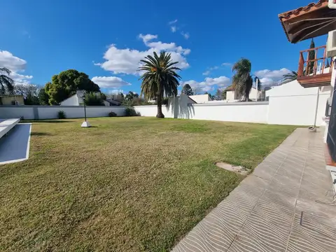 Casa en Venta con 2 cocheras