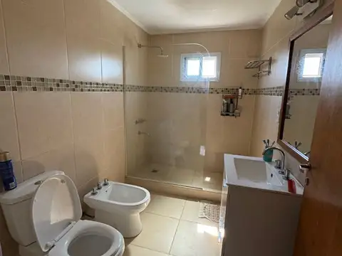 Amplia casa con todas las comodidades en dos plantas