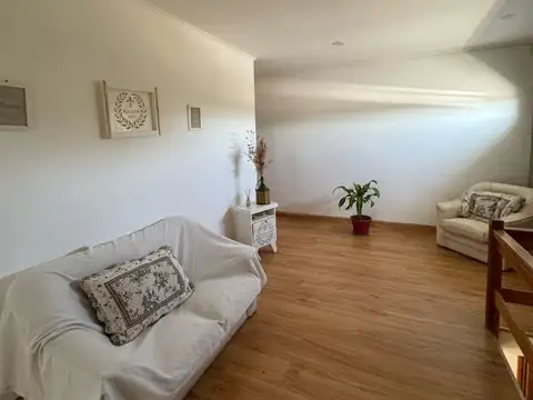 Amplia casa con todas las comodidades en dos plantas