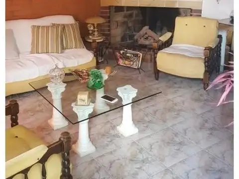 CASA EN ALQUILER  "UN DORMITORIO"  JARDIN, COCHERA,  PARRILLA,