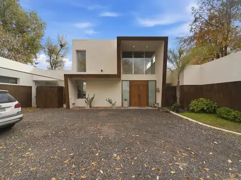 Casa en Venta con 3 cocheras