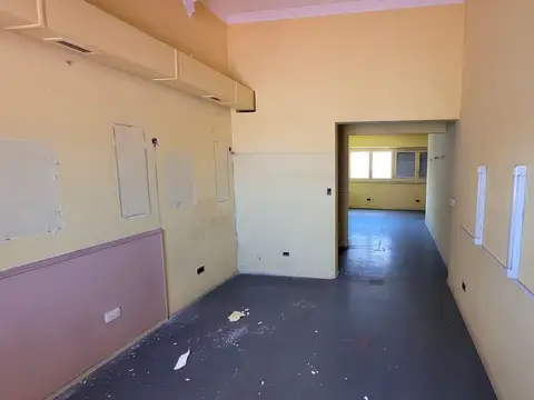 OFICINAS SOBRE AV. RIVADAVIA EN EL CENTRO DE HAEDO EN 1° Y 2° PISO EN BLOCK.