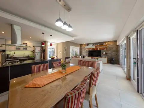Casa 6 ambientes con 4 baños