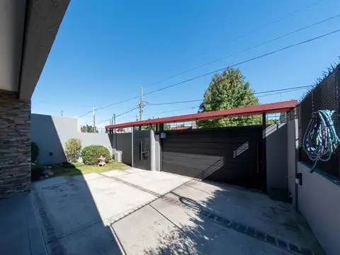 Venta Casa -545 M2- Centro- pileta- parque-Burzaco