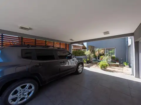 Venta Casa -545 M2- Centro- pileta- parque-Burzaco
