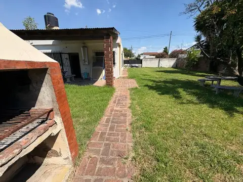 CASA 3 AMB EN VENTA CON PARQUE EN FCIO VARELA