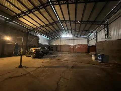 Moreno 3400, amplio galpon a metros de bv Segui.