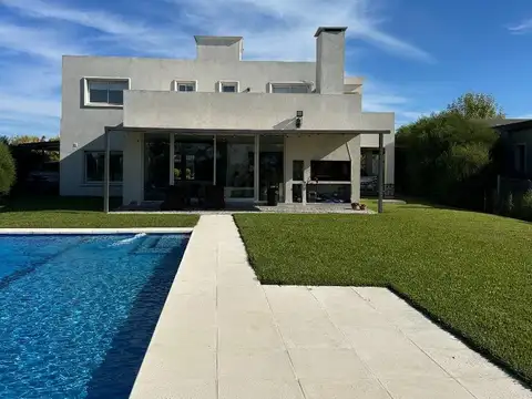 Casa 5 ambientes con 4 baños