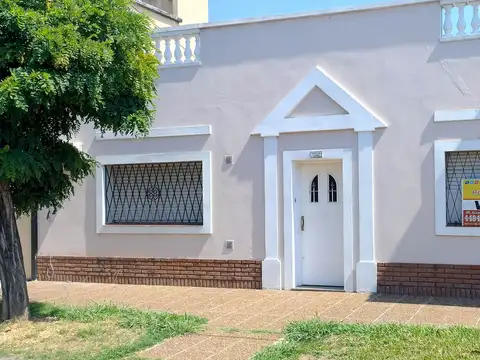 Casa de 3 ambientes con cochera en San Justo.