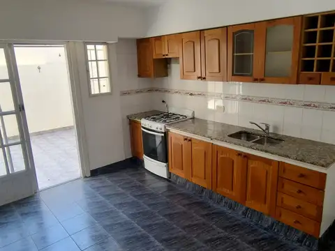 Casa de 3 ambientes con cochera en San Justo.