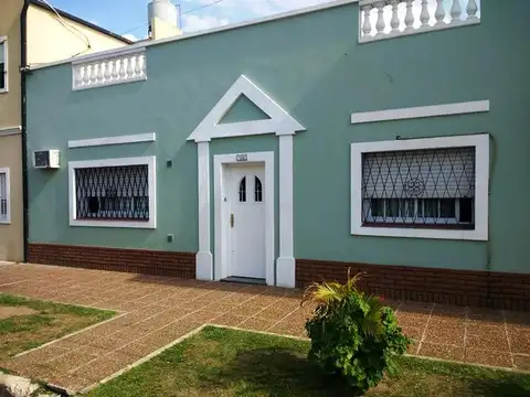 Casa de 3 ambientes con cochera en San Justo.