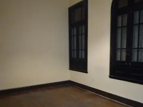 ALQUILER comercial Casa antigua Dos plantas amplios ambientes