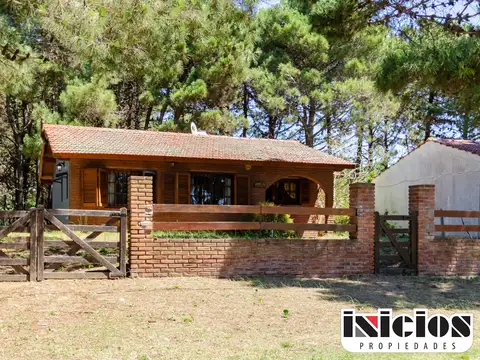 Casa en amplio lote frente a la plaza, luminosa y lista para habitar - C1048