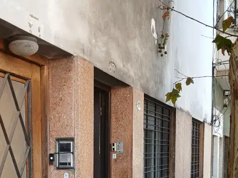 VENTA PH  2 AMBIENTES     BARRIO FLORES      PLANTA BAJA AL FRENTE