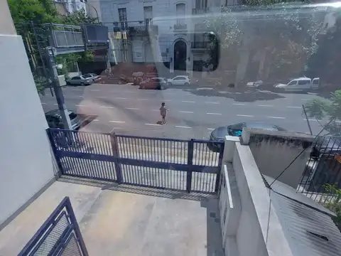 Av. Independencia al 900 y 9 de julio. Local comercial / Oficina / depósito. Sin expensas. Superficie total: 350 m2. Cubiertos: 280 m2. 3 plantas. 2 cocheras. Todo reciclado (pintura, caños, electricidad, sanitarios). Impecable. Muy luminoso.