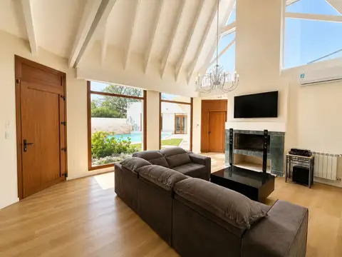 Casa en Venta con 4 cocheras