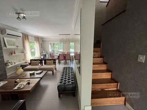 Casa en Alquiler con 3 cocheras