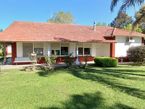 Casa quinta con parque y pileta - Zona Etcheverry