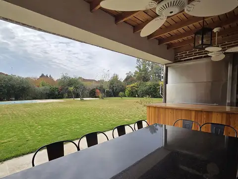 Casa 6 ambientes con 4 baños
