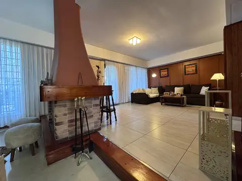Casa en Venta con 3 cocheras
