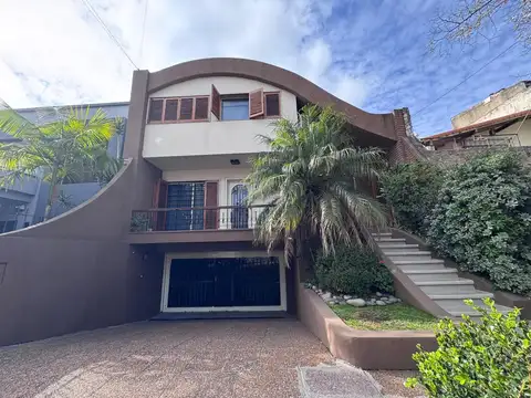 CASA EN LOTE PROPIO DE 6 AMBIENTES CON PISCINA.