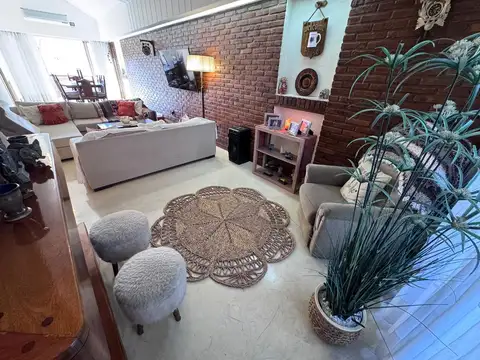 CASA EN LOTE PROPIO DE 6 AMBIENTES CON PISCINA.
