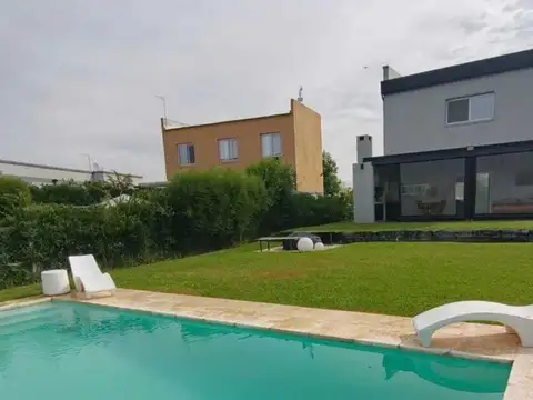 Casa de 5 ambientes en venta en Santa Elena