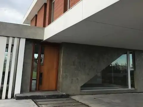 Casa 4 ambientes con 3 baños