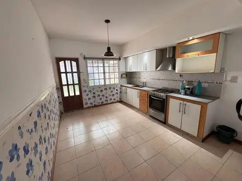 Casa 5 ambientes con 2 baños