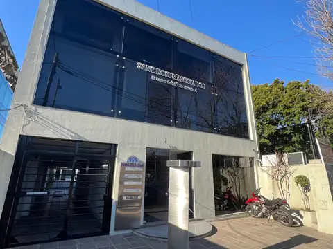 Martínez: Oficina a 2 cuadras de Thames y Panamericana. 150m2 cub. Patio propio. Aire F/C. 2 cochera