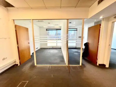 Martínez: Oficina a 2 cuadras de Thames y Panamericana. 150m2 cub. Patio propio. Aire F/C. 2 cochera