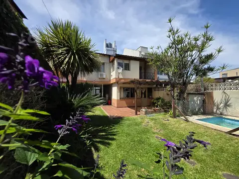Casa en Venta con 3 cocheras