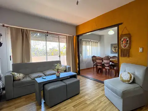 Dpto 3 Amb al frente, balcón saliente y cochera