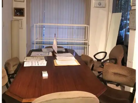 Amplio local con excelente ubicación