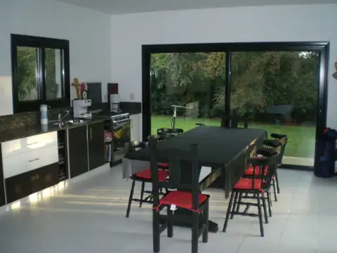 Casa en Venta con 3 cocheras