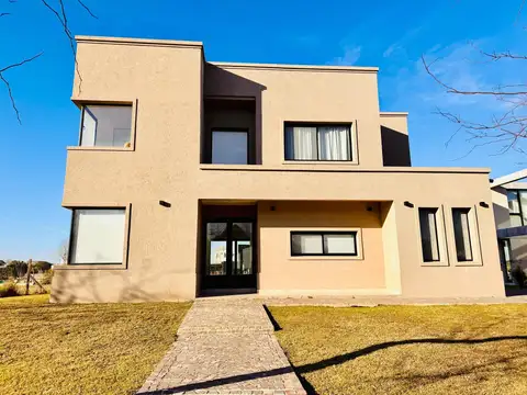 Casa en Venta, a la laguna, 5 Dormitorios, en El Canton, Norte CON RENTA