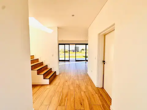 Casa en Venta con 4 cocheras