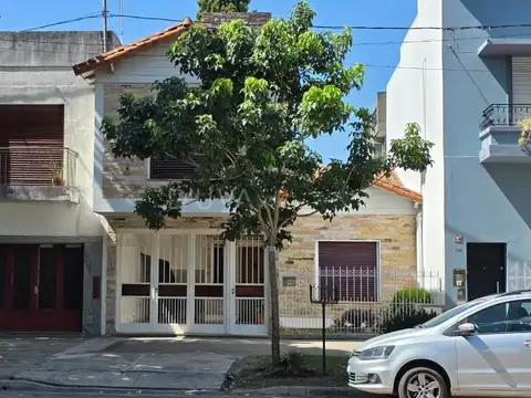 Casa de tres dormitorios, sobre lote de 8 x 25 m.