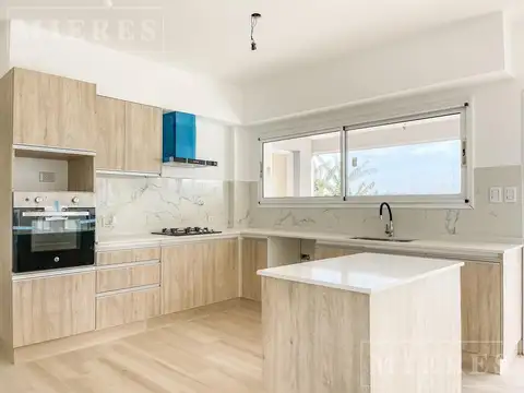 Casa en Alquiler con 2 cocheras