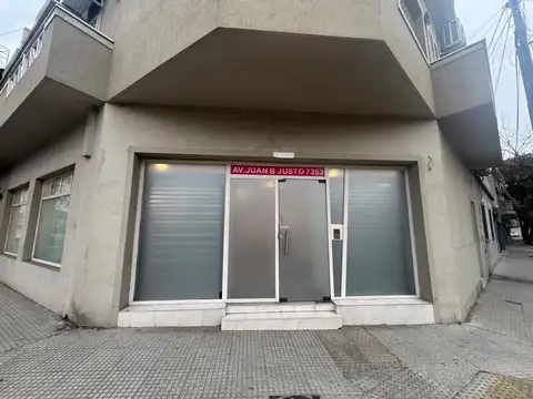 LOCAL EN ESQUINA DE 100 MTS 2 SOBRE AV JUAN B JUSTO. APTO VARIOS DESTINOS!