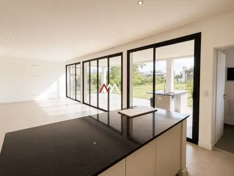 Casa en Alquiler con 5 cocheras