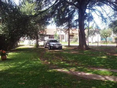Terreno / Lote en venta de 722m2 con casa de 2 dormitorios Los Polvorines