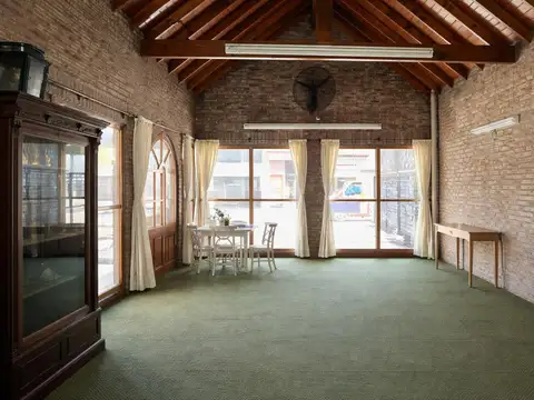 Local en anteesquina con salida a dos Avenidas de 535 M2