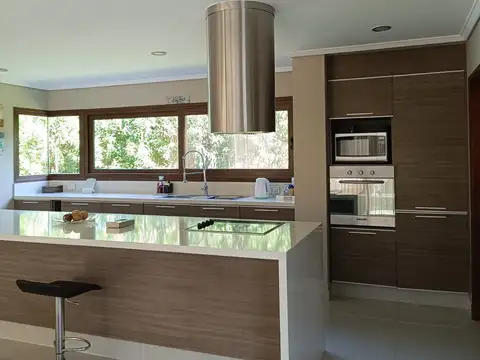 Casa 6 ambientes con 2 baños